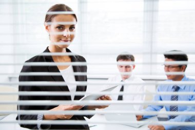 Tablet bilgisayar ile bir iş kadını. Güneşlikler görüntülemek