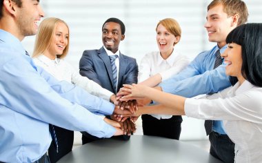 kendi elleriyle birlik birlikte gösterilen iş takım