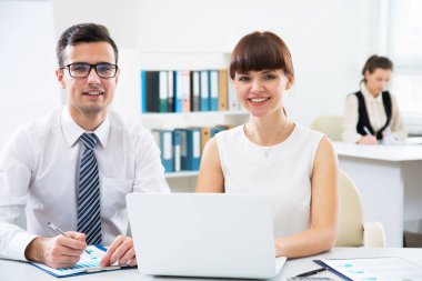 Ofiste bilgisayarla çalışan iş adamları