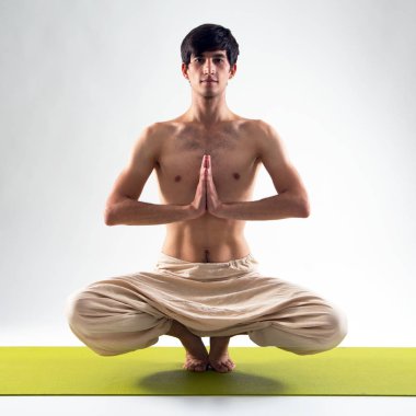Yoga yapan genç adam.