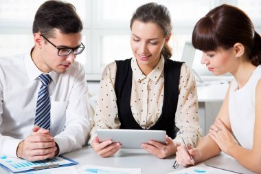 iş adamları modern ofis toplantısı