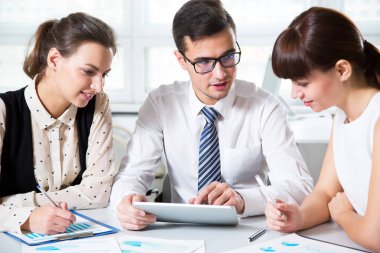 iş adamları modern ofis toplantısı