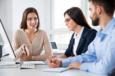 Ofiste bilgisayarla çalışan iş adamları