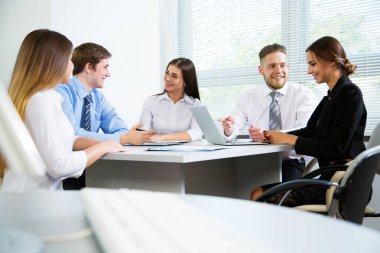 bir grup mutlu iş adamı