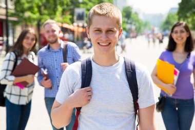 Arkadaşlarıyla dışarıda mutlu öğrenciler