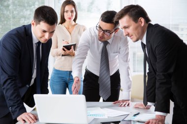 İş adamları ofiste yeni bir projeyi tartıştılar