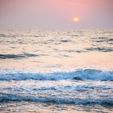 Denizde güzel bir gün batımı 