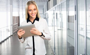 iş kadını ile tablet bilgisayar