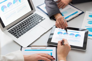 Toplantıda evrak işlerinde insan eli görüntüsü