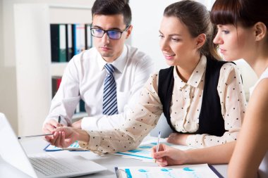 Ofiste dizüstü bilgisayarla çalışan iş adamları