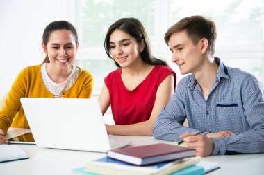 Grup genç öğrencilerle birlikte eğitim.