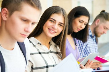 Eğitim, ödev olarak park gözden Üniversitesi öğrenci grubu