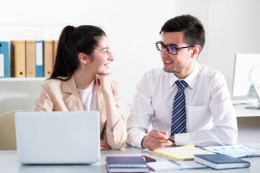 iş adamları laptop ile çalışma   