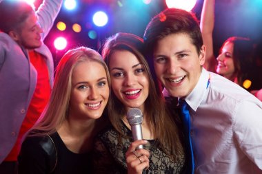 Gençler, partide mikrofona şarkı