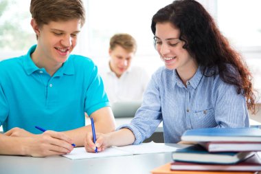 Grup genç öğrencilerle birlikte eğitim.