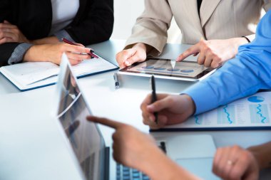  iş adamları mali tartışırken meşgul önemi