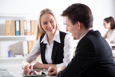 Tabletle Çalışan İş İnsanları