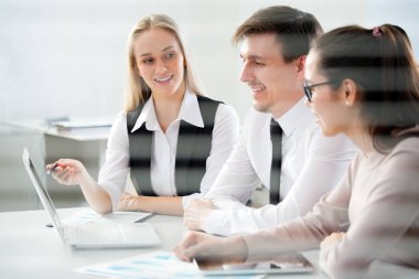 iş insanları tartışarak yeni proje 