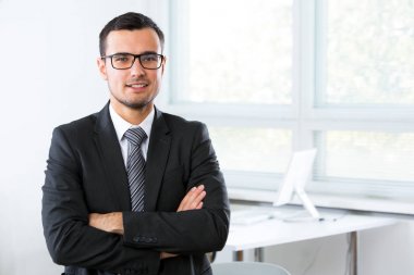 bir ofiste iş adamı