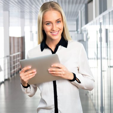 iş kadını ile tablet bilgisayar