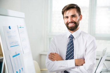bir büroda çalışan iş adamı