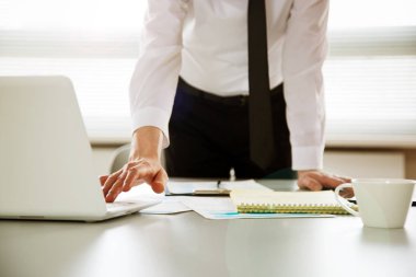 bir büroda çalışan iş adamı