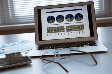 Dizüstü ve tablet tablo üzerinde