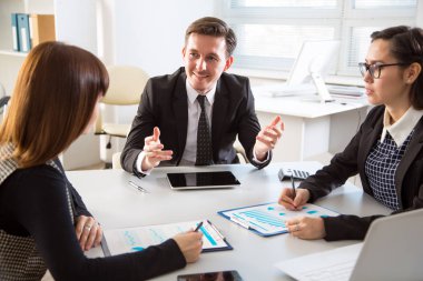 iş adamları laptop ile çalışma