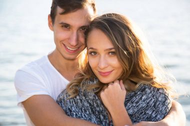 Kumsaldaki genç çift.