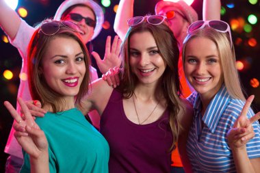 Mutlu kız gece kulübünde poz grubu