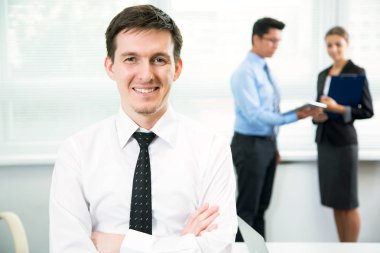 Arka planda ekibi ile mutlu işadamı