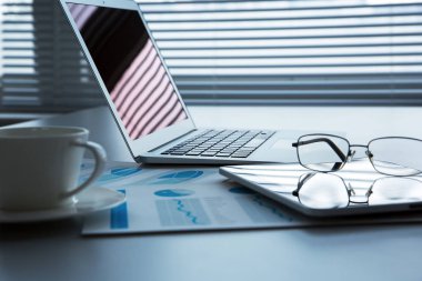 Dizüstü ve tablet tablo üzerinde