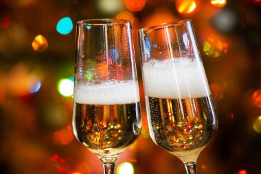 Şampanya bardağı ve Noel ışıkları