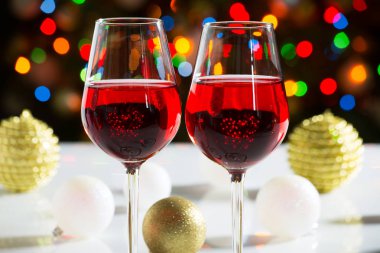 Kırmızı şarap, gözlük ve Noel topları