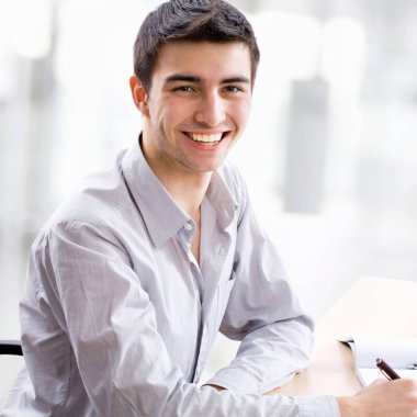 yakın çekim yakışıklı genç iş adamı bir ofis ortamında portresi