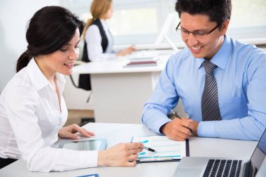 iş adamları modern ofis toplantısı