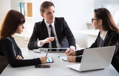 bilgisayarla çalışma iş adamları