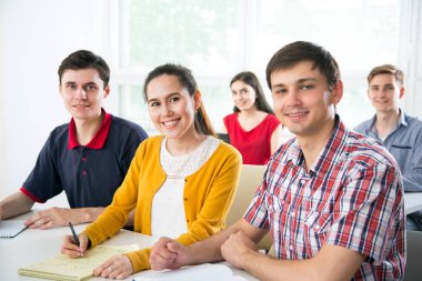 Grup genç öğrencilerle birlikte eğitim.