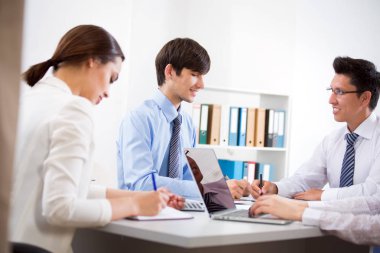 Toplantıda iş adamları tartışıyor