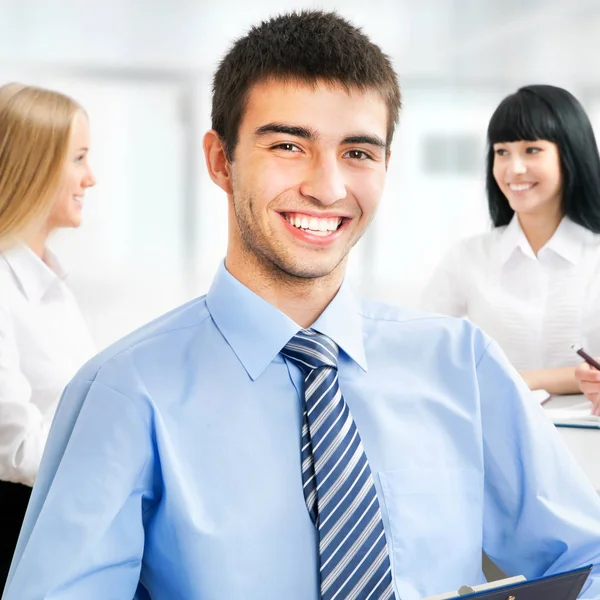 Guapo Hombre Negocios Feliz Con Colegas Parte Posterior — Foto de Stock