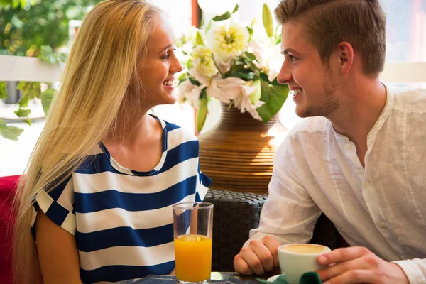 Jong stel in cafe — Stockfoto