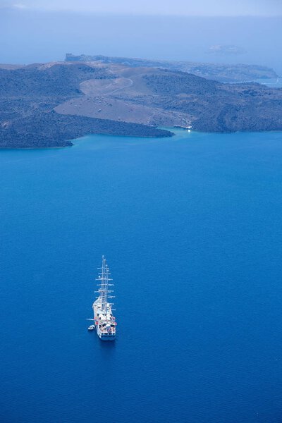 Корабль в синем море
