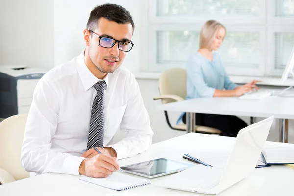 Empresário trabalhando em um escritório — Fotografia de Stock