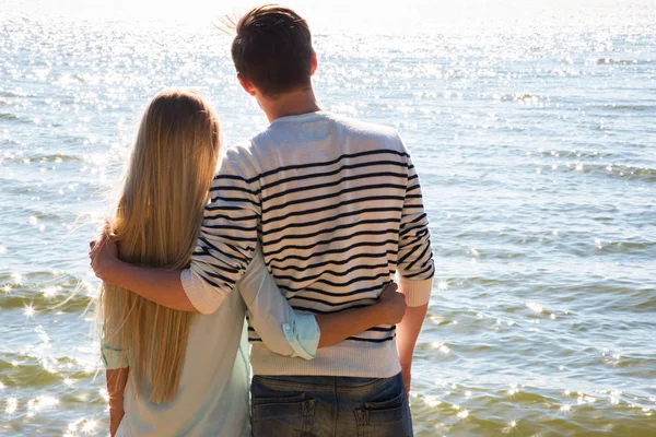 Jong koppel in de buurt van de zee — Stockfoto