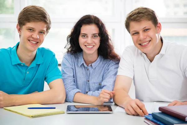 Gruppo Giovani Studenti Che Studiano Insieme — Foto Stock