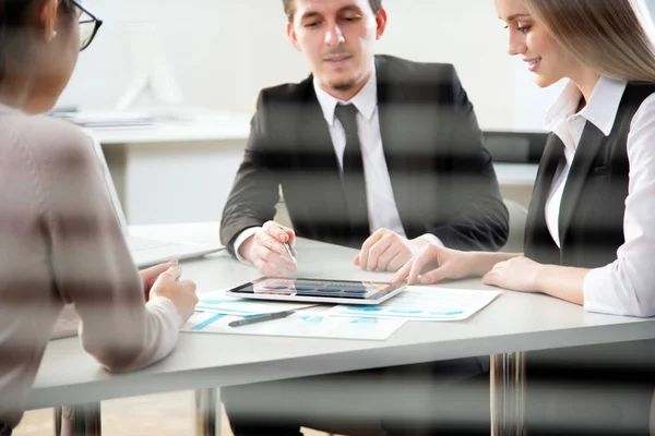 Geschäftsleute arbeiten mit Tablet — Stockfoto