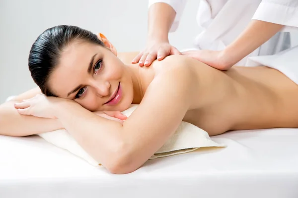 Masseur macht Massage — Stockfoto
