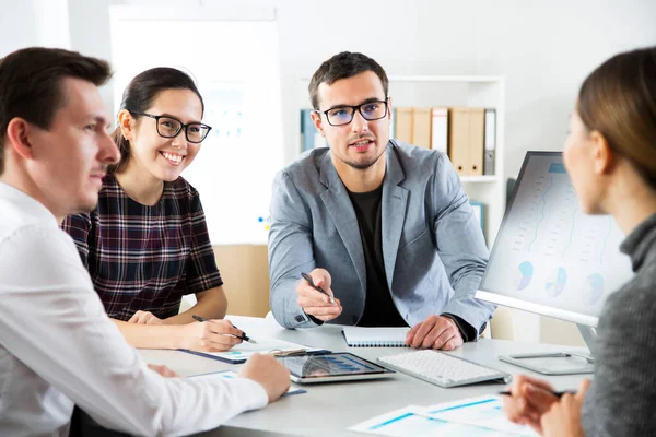 Gli Imprenditori Discutono Nuovo Progetto Ufficio — Foto Stock