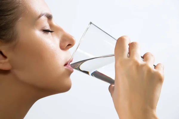 Woman drinking water from glass — Stock Photo, Image