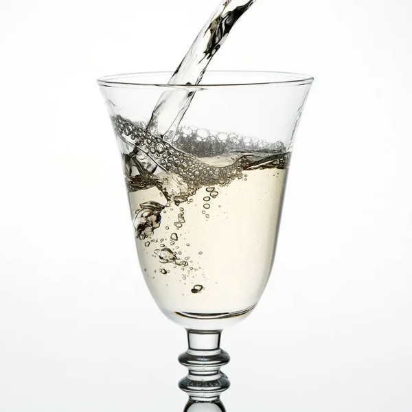 Mooie splash van wijn in een glas — Stockfoto